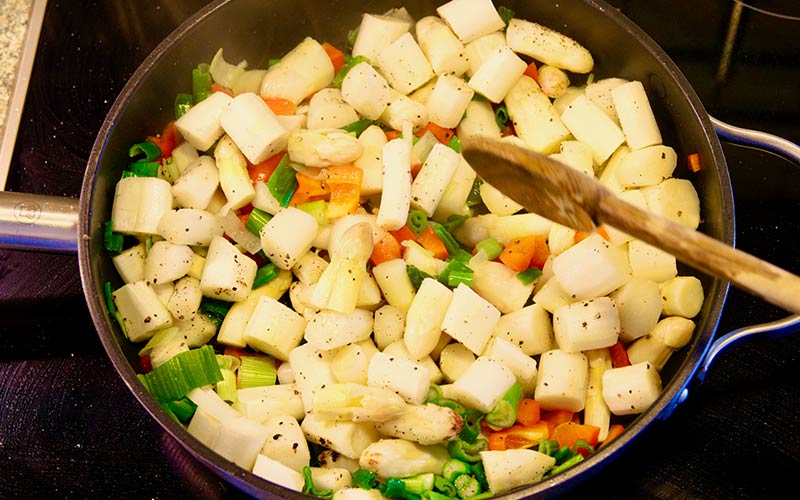 Zubereitung Spargelpfanne mit Ei und Käse, Gemüse verrühren