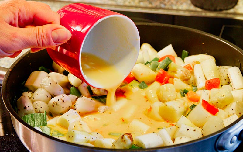 Zubereitung Spargelpfanne mit Ei und Käse, gerührte Eier hinzugeben