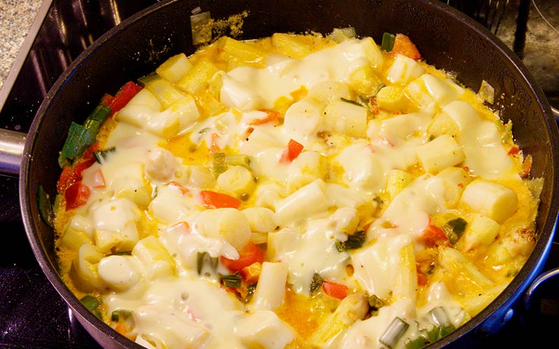 Zubereitung Spargelpfanne mit Ei und Käse, Käse draufgeben