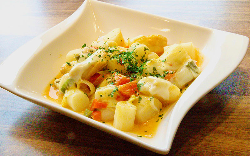 Zubereitung Spargelpfanne mit Ei und Käse, mit Petersilie anrichten und servieren