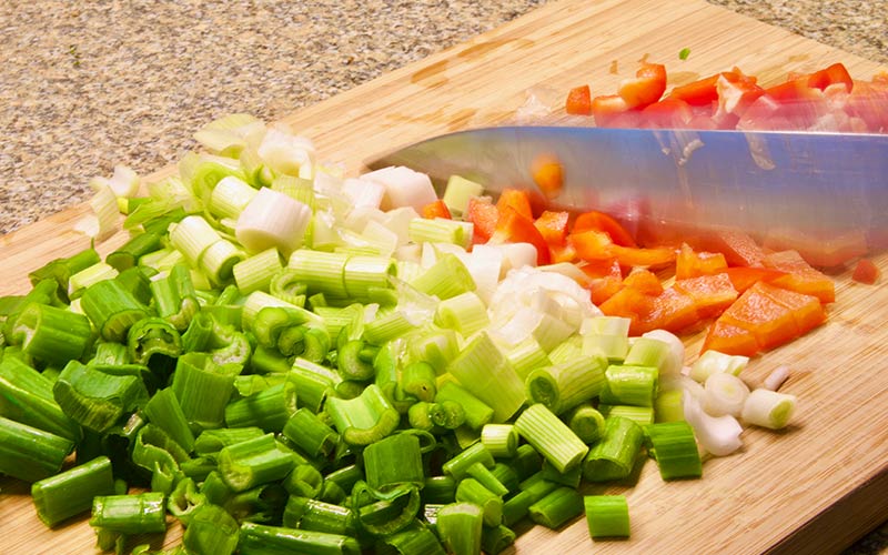 Zubereitung Spargelpfanne mit Ei und Käse, Gemüse schneiden