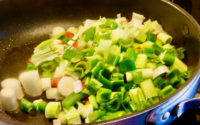 Zubereitung Spargelpfanne mit Ei und Käse, Laucht und Paprika anbraten