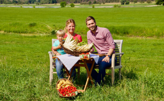 Familie Arne, Familienfotos auf dem Deich MainFoto Arne + Frau + Karl SpargelKorb Erdbeeren Kartoffeln