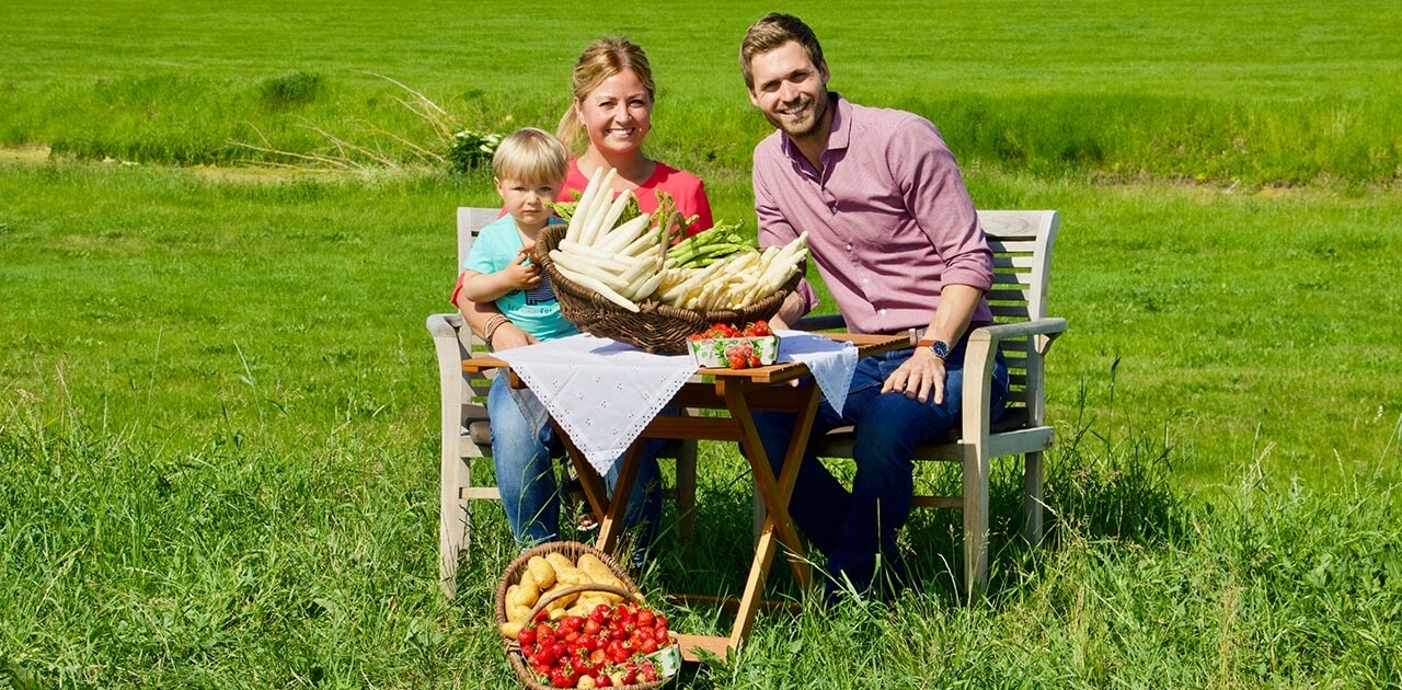Familie Arne, Familienfotos auf dem Deich MainFoto Arne + Frau + Karl SpargelKorb Erdbeeren Kartoffeln