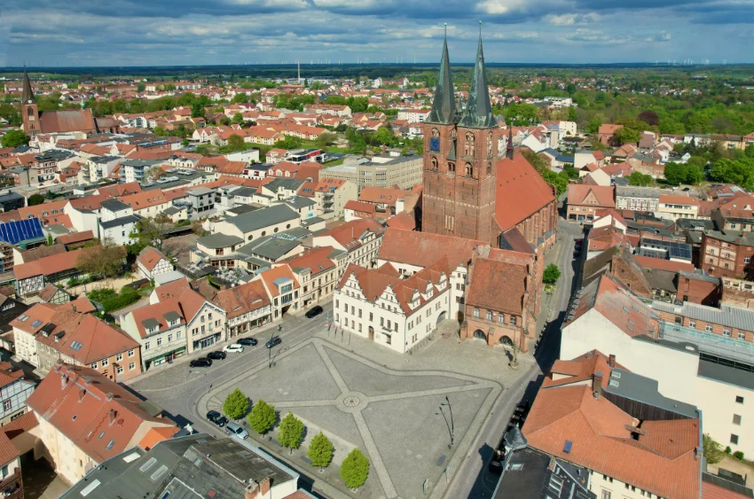 Hansestadt Stendal, Marktplatz mit Kirche St. Marienkirche, in Stendal gibt es drei Standorte der Spargelverkaufsstände von Garlipp-Spargel