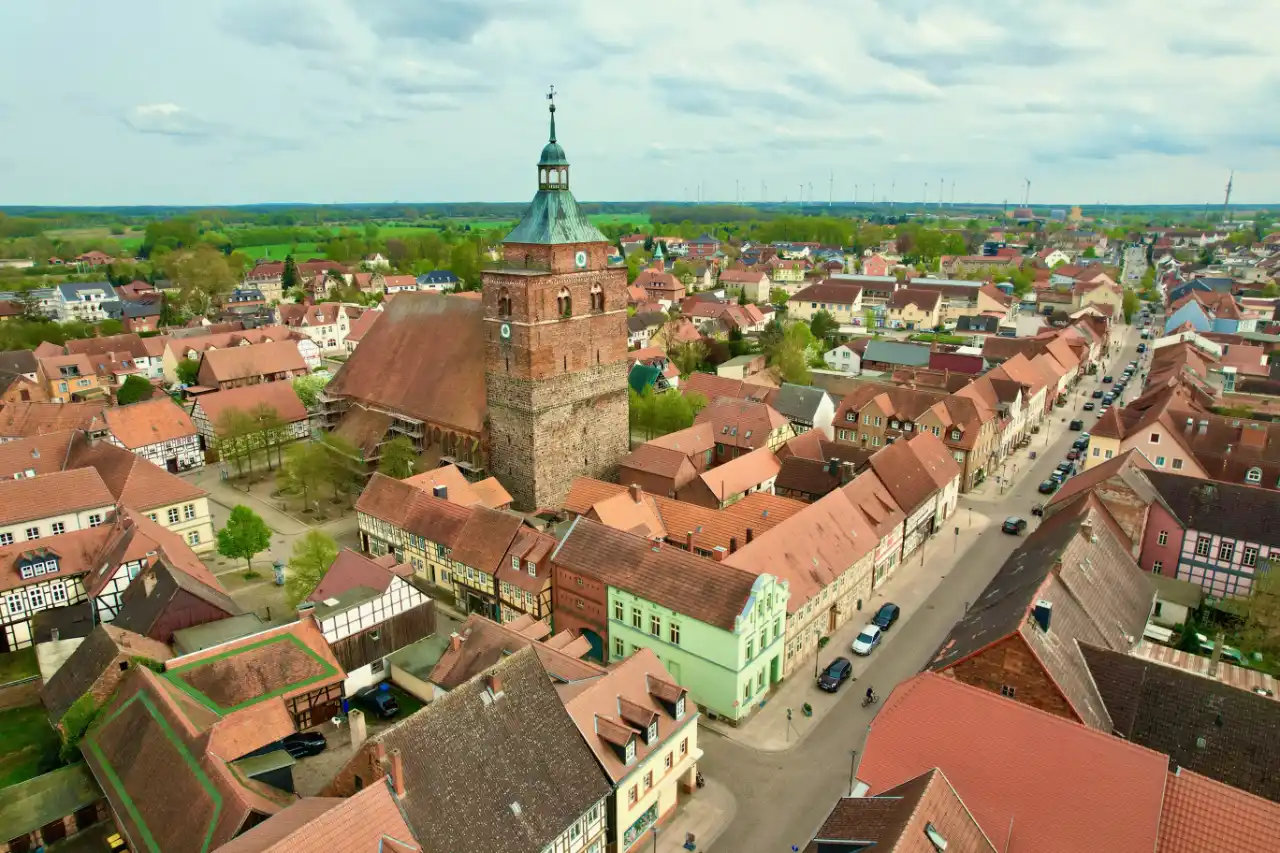 Stadt Osterburg, Innenstadt, Stadtkern, Kirche, in Osterburg gibt es auch einen Garlipp-Spargel Verkaufsstand