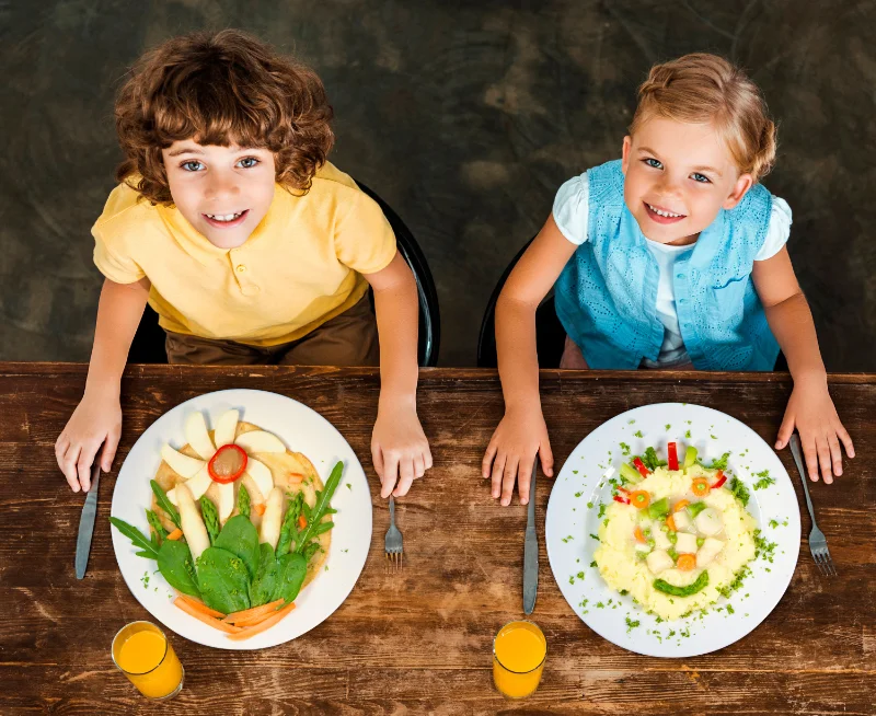 Kinder essen Spargel. In diesem Beitrag widmen wir uns dem Thema, wie man Kindern gesunden Spargel weiß und grün einmal schmackhaft machen kann. Wir haben dazu gut aussehende Spargelgerichte gekocht und extra für Kinder lustig angerichtet. Denn das Auge isst auch immer mit.