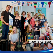 1.000,- € erhält der Verein Tonart e.V., die freie Schule für Musik und Kunst, von Arne Garlipp übergeben in Form eines Schecks der Firma Garlipp-Spargel