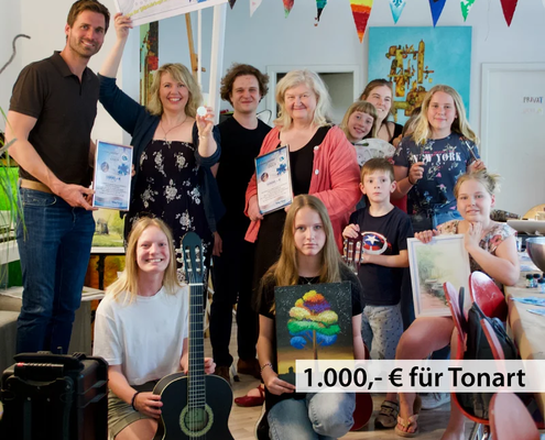 1.000,- € erhält der Verein Tonart e.V., die freie Schule für Musik und Kunst, von Arne Garlipp übergeben in Form eines Schecks der Firma Garlipp-Spargel