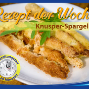 Goldbraun und knusprig panierte weiße Spargelstangen aus der Heißluftfritteuse, angerichtet auf einem Teller mit einem frischen Dip.