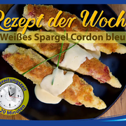 Goldbraun gebratene Spargel-Cordon-Bleus auf einem Teller, mit geschmolzenem Käse und knuspriger Panade. Serviert mit frischem Salat und Sauce Hollandaise.