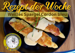 Goldbraun gebratene Spargel-Cordon-Bleus auf einem Teller, mit geschmolzenem Käse und knuspriger Panade. Serviert mit frischem Salat und Sauce Hollandaise.