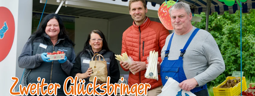 Die Schatzsuche fand heute in Magdeburg statt. Einen echten Silbertaler im geschälten Spargel fand Marko Ehwe. Er ist damit Glücksbringer Nummer 2 in diesem Jahr! Herzlichen Glückwunsch sagen Arne Garlipp und das Team Garlipp-Spargel!