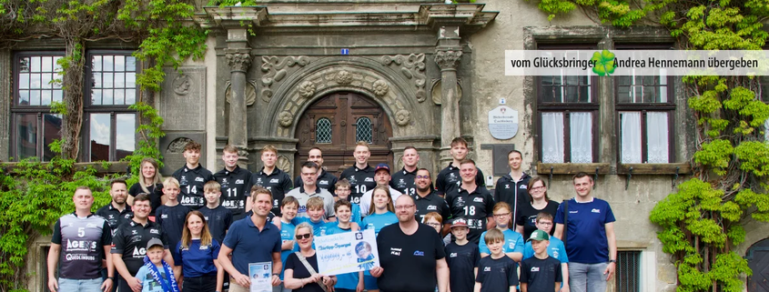Scheckübergabe in Quedlinburg: Der Quedlinburger Sportverein e.V. erhält eine Spende von 1000,- Euro vom Glücksbringer Andrea Hennemann. Die Spende führt Garlipp-Spargel aus.