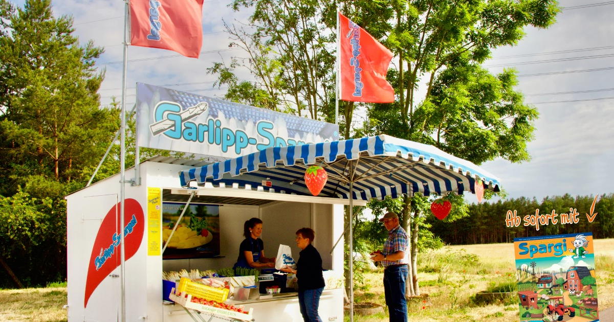 Herzlich willkommen am Garlipp-Spargel Verkaufsstand, ab sofort mit der kostenlosen Spargelzeitung für Kinder »SPARGI«
