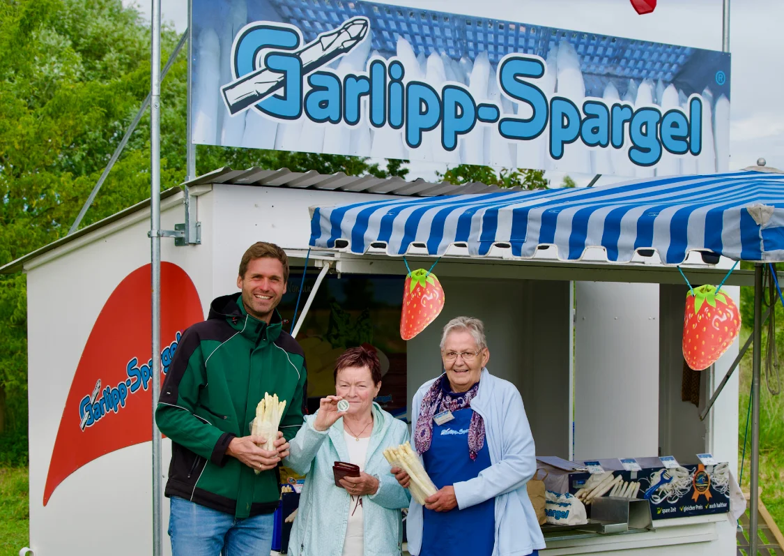 Garlipp-Spargel Verkaufsstand, Arne Garlipp, Bärbel Jankowski (Glücksbringerin dieser Schatzsuche) und Christiane Meyer (Verkäuferin) bei der Schatzsuche