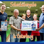 Berthold Lukas, der Glücksbringer der Garlipp-Spargels Schatzsuche, übergibt dem Kegelsportclub Osterburg, einen Scheck über 1.000,- Euro