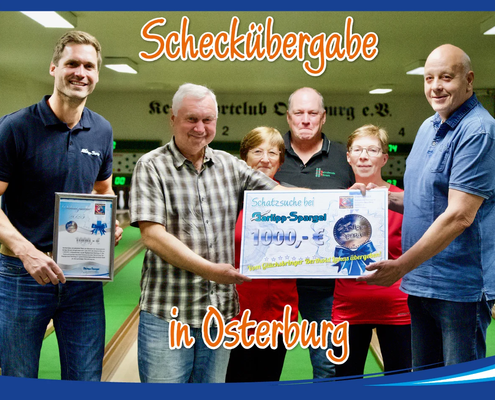 Berthold Lukas, der Glücksbringer der Garlipp-Spargels Schatzsuche, übergibt dem Kegelsportclub Osterburg, einen Scheck über 1.000,- Euro