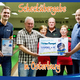 Berthold Lukas, der Glücksbringer der Garlipp-Spargels Schatzsuche, übergibt dem Kegelsportclub Osterburg, einen Scheck über 1.000,- Euro