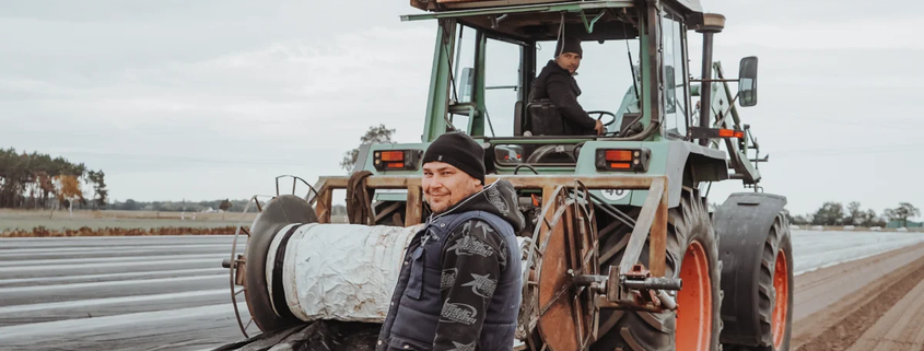 Wir bereiten gerade die kommende Spargelsaison für Sie vor. Der Boden benötigt jetzt besondere Aufmerksamkeit von uns, denn der Spargel erhält Energie durch die Sonne. Garlipp-Spargel arbeitet für Sie daran.