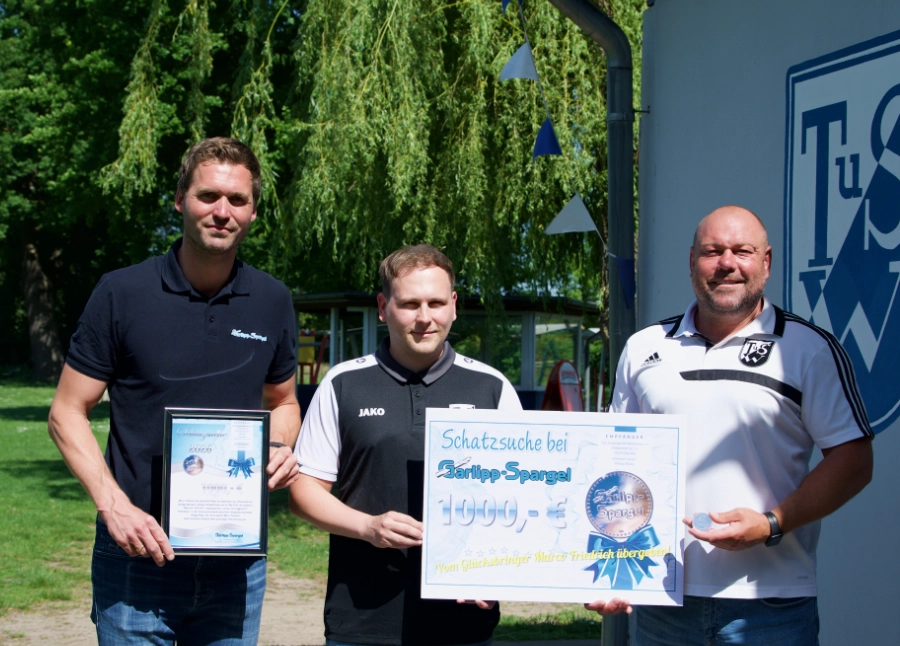 Scheckübergabe der 1000 Euro an den TuS Wahrburg Stendal von Garlipp-Spargel und dem Glücksbringer Marco Friedrich